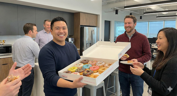 Birthday person treating colleagues to donuts. / ååã«ããŒãããé
ãèªçæ¥äž»åœ¹ã